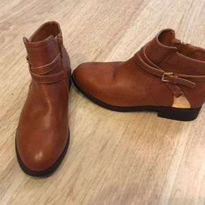 Super adorable brown booties